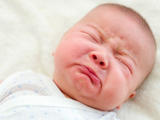 Nyfødte babyer sover ikke godt eller skremmer: Mamma, ikke bekymre deg!