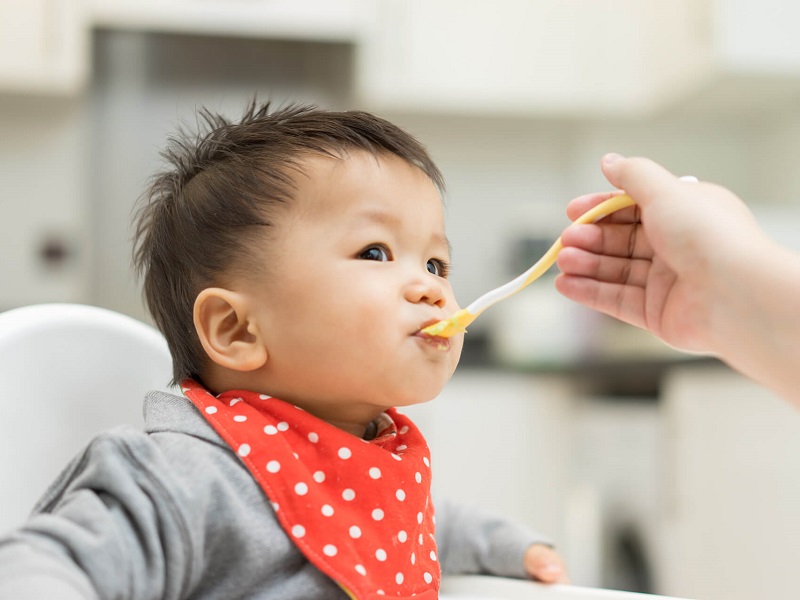 Hvor mange måneder er det ideelle for babyer å spise fast føde, vet du?