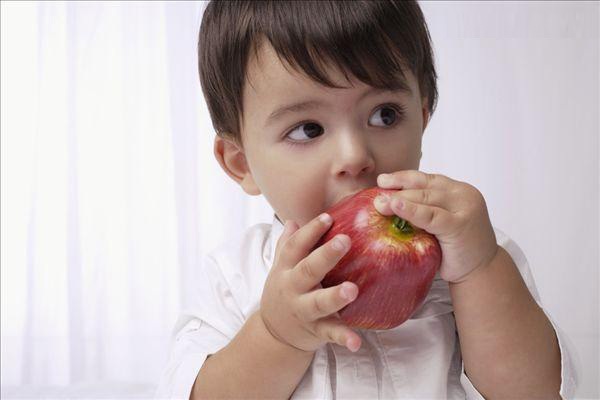 Ting du bør vite når du mater babyen din med frukt