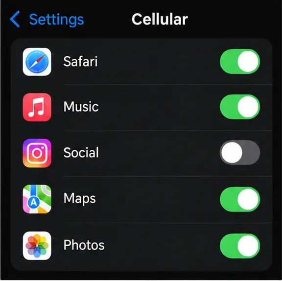 Obrazovka nastavení mobilních služeb ve stylu iPhonu zobrazuje vypnutou aplikaci Sociální sítě, zatímco Safari, Hudba, Mapy a Fotografie zůstávají zapnuté.